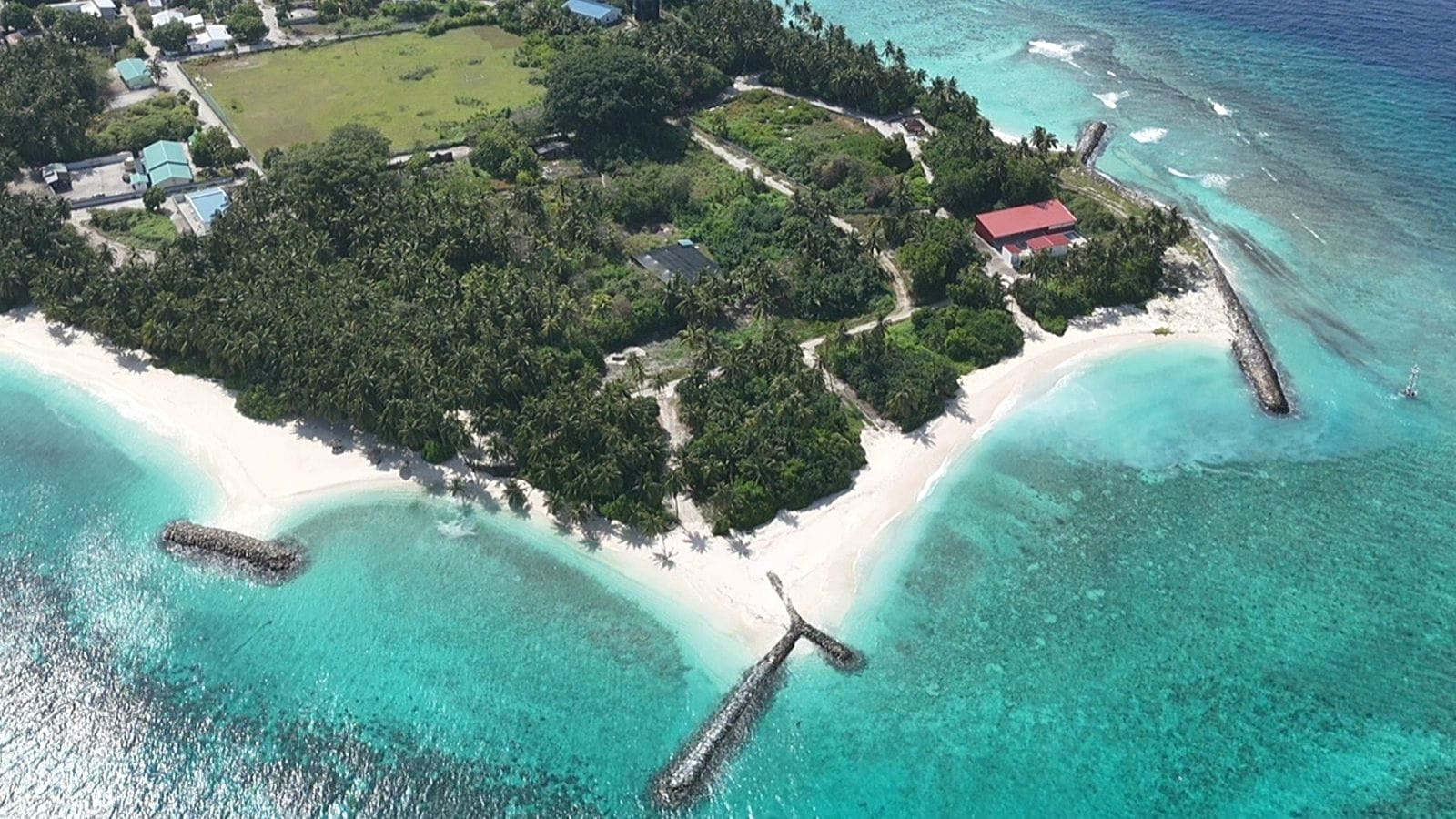 on-the-beach-maldives-slider-3 Buruni Island, lussureggiante vista dall'alto