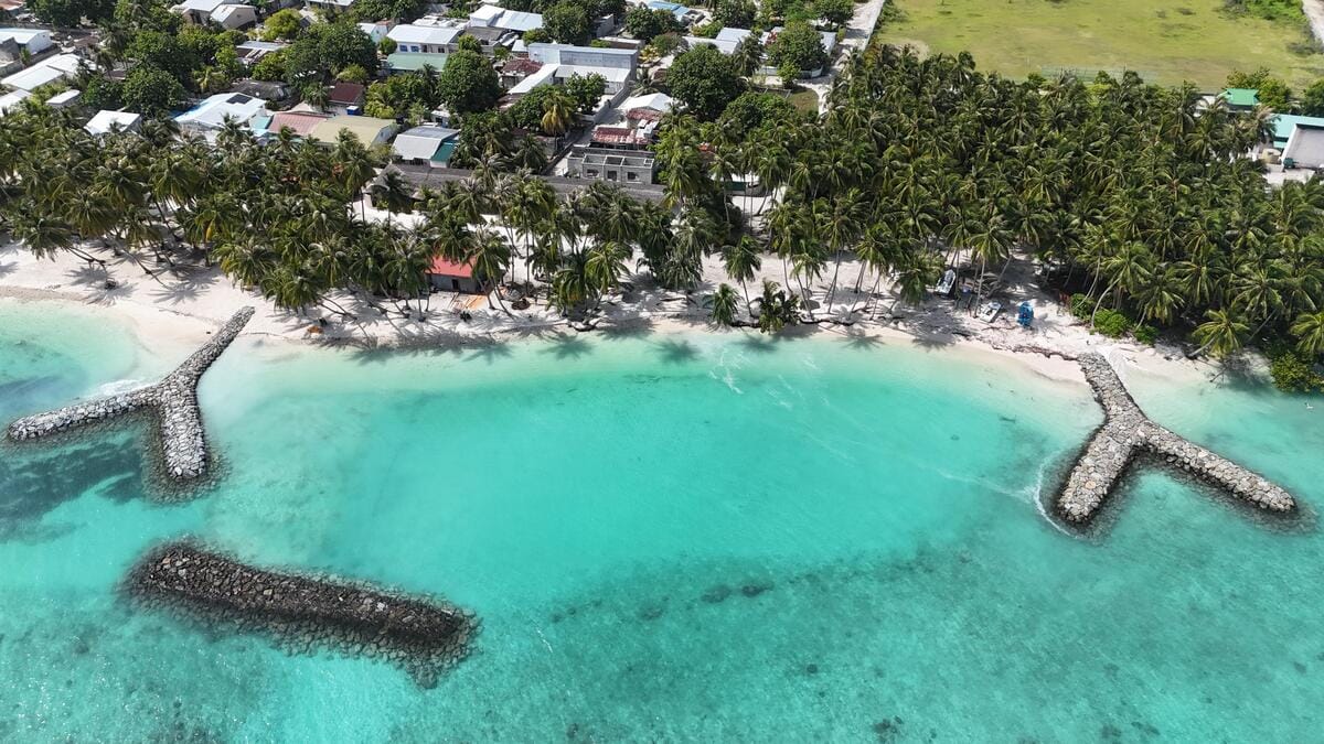 on-the-beach-maldives-spiaggia-00000 Buruni Island, lussureggiante vista dall'alto, palme, spiagge e mare