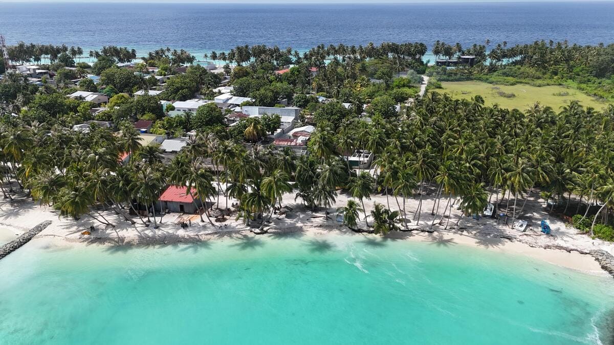 on-the-beach-maldives-spiaggia-00003 Buruni Island, lussureggiante vista dall'alto, palme, spiagge e mare