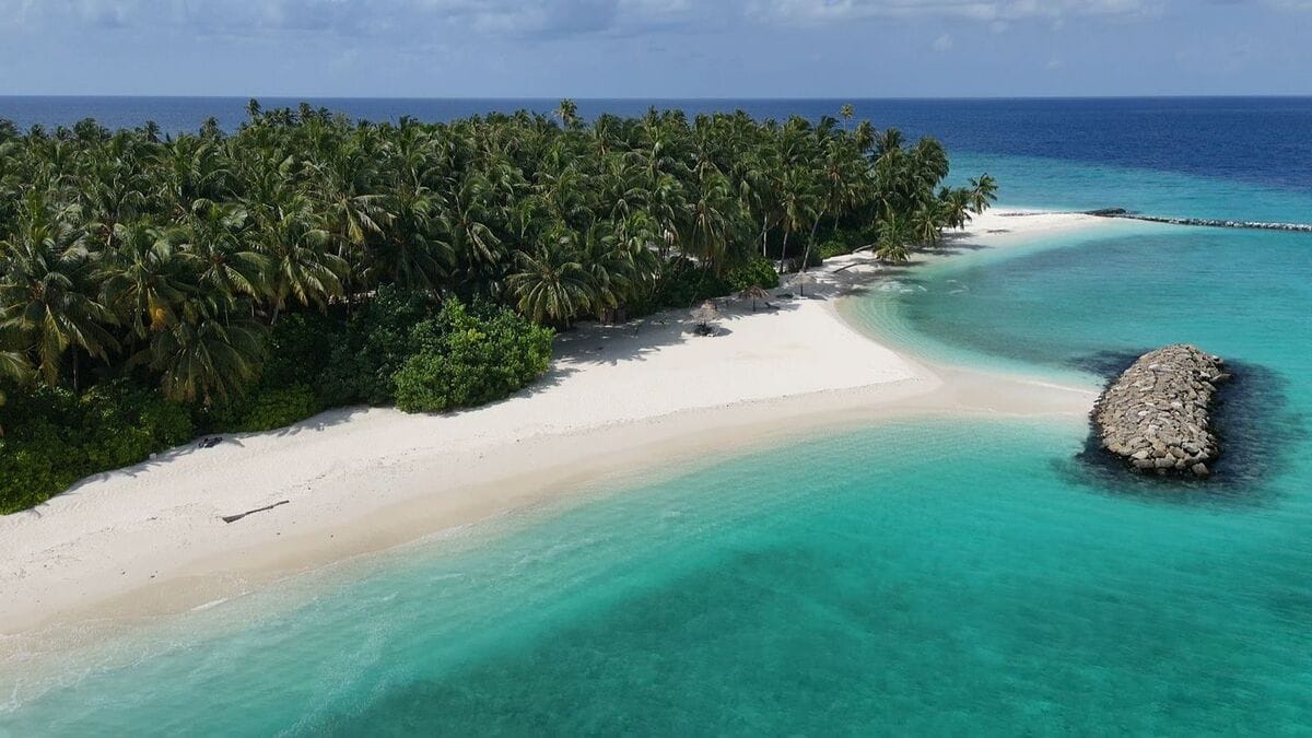 on-the-beach-maldives-spiaggia-00004 Buruni Island, lussureggiante vista dall'alto, palme, spiagge e mare