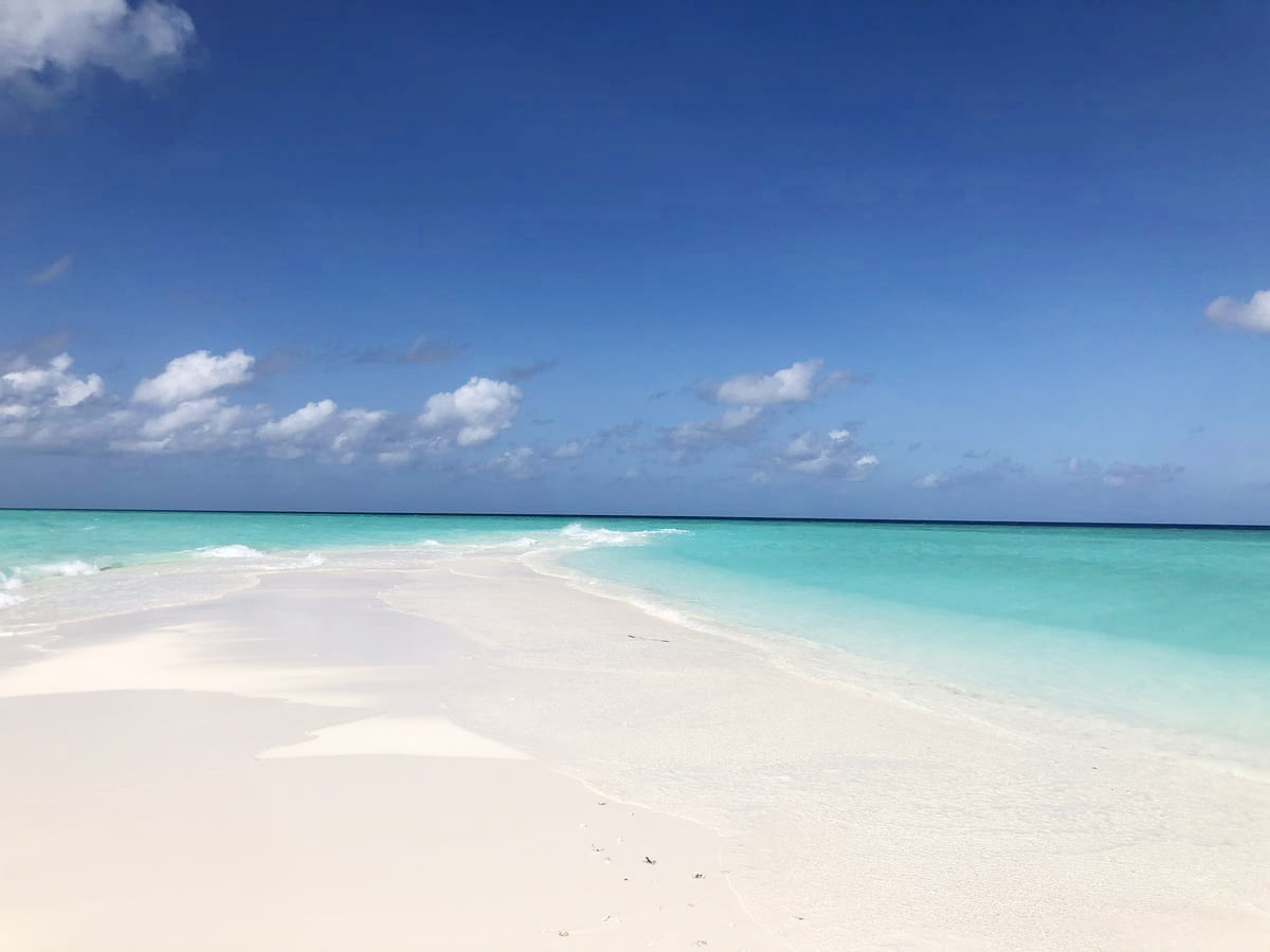 on-the-beach-maldives-varie-lingua sabbia Mare cristallino, Maldive