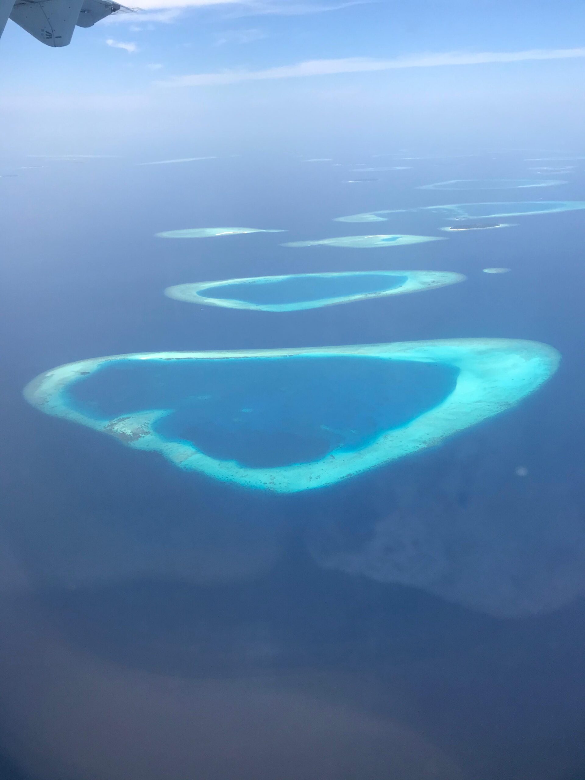 on-the-beach-maldives-verticali-vista da aereo Atolli, vista dall'altro, Mare cristallino, Maldive